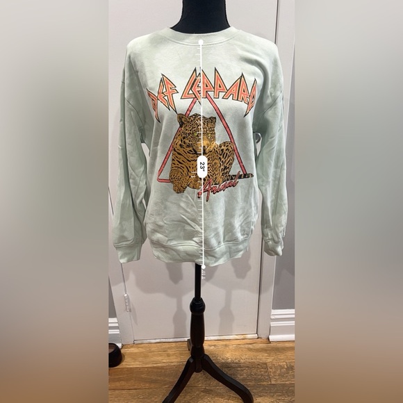 Woman’s DEF LEPPARD animal graphic crewkneck sweatshirt - Picture 3 of 6